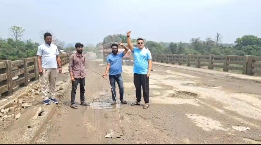 जर्जर लुआबासा पुल पर भड़के भाजपाई, सांकेतिक प्रदर्शन कर विभाग को चेताया, पुलिया पर उभरे बड़े गड्ढे, सरिया में फंसकर गिर रहे वाहन चालक