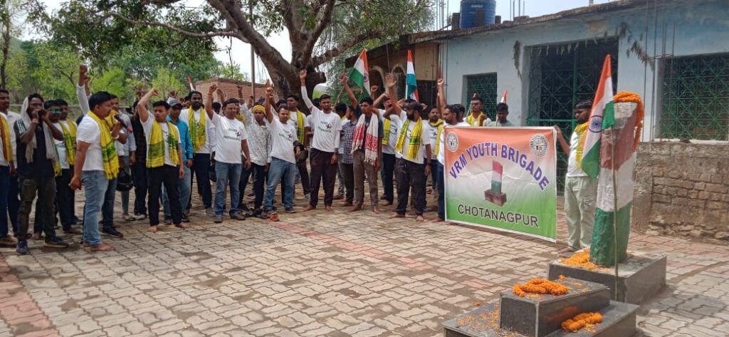 शहीद रधुनाथ महतो शाहदत दिवस पर लोटा बांधडीह में मल्यार्पण