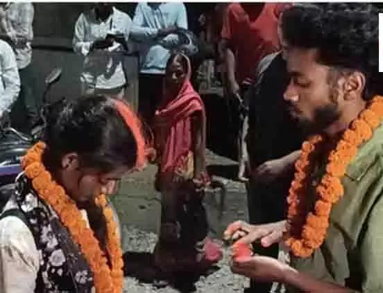 होटल में पकड़े गए जोड़े ने सड़क पर रचाई शादी, तीन जोड़ों ने भरा विवाह का बांड