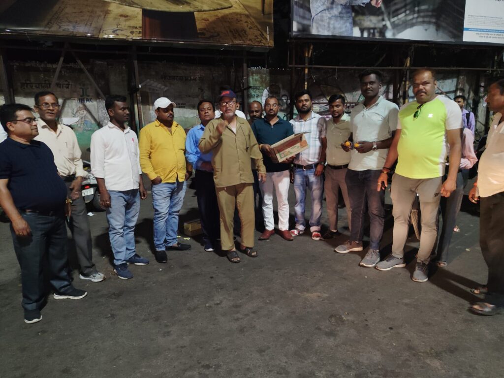 साकची गोलचक्कर में लड्डू वितरण कर मनाई गई खुशी