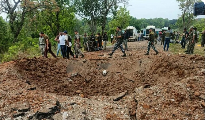 सारंडा के जंगलों में नक्सली साजिश: IED ब्लास्ट की चपेट में आए CRPF जवान, एयरलिफ्ट कर रांची में भर्ती