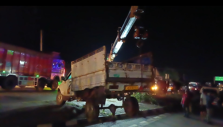 NH पर भीषण टक्कर, गाय लदी वैन और वैगनआर की भिड़ंत कई घायल, गौ तस्करी की आशंका, जांच में जुटी POLICE …..