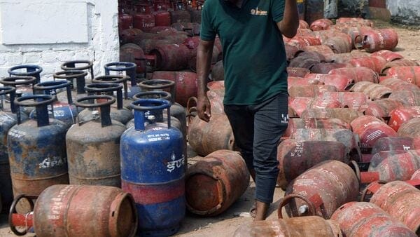 LPG संकट पर केंद्र सख्त : जमाखोरों और कालाबाजारी करने वालों के खिलाफ छापेमारी के निर्देश