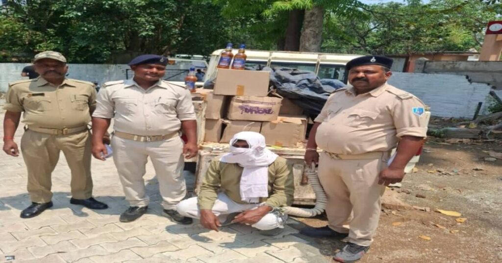 JAMSHEDPUR : अवैध शराब के खिलाफ बड़ी कार्रवाई, 264 बोतल विदेशी शराब जब्त, ऑटो चालक गिरफ्तार