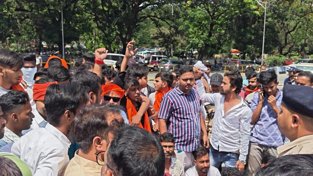 JAMSHEDPUR : टाटा मोटर्स गेट पर बंटी सिंह के नेतृत्व में जोरदार प्रदर्शन, स्थानीय रोजगार व कई मांगों को लेकर हो रहा प्रदर्शन, घंटों ठप रहा संचालन….. देखें VIDEO