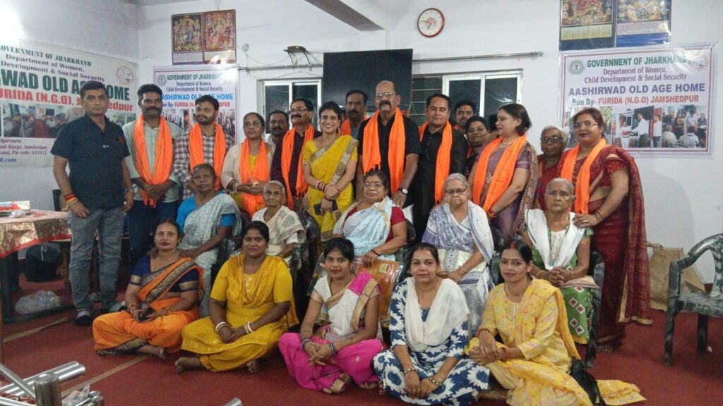 सामाजिक संस्था यात्रा ने मातृ दिवस के अवसर पर वृद्धा आश्रम में साड़ी बाट एवं केक काटकर मनाई खुशियां