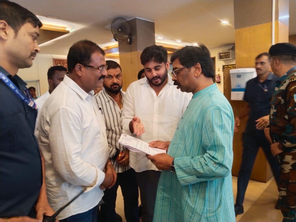 मुख्यमंत्री से मिले प्रतिनिधिमंडल ने उठाए आदित्यपुर के जनहित मुद्दे, विकास कार्यों पर हुई सकारात्मक चर्चा