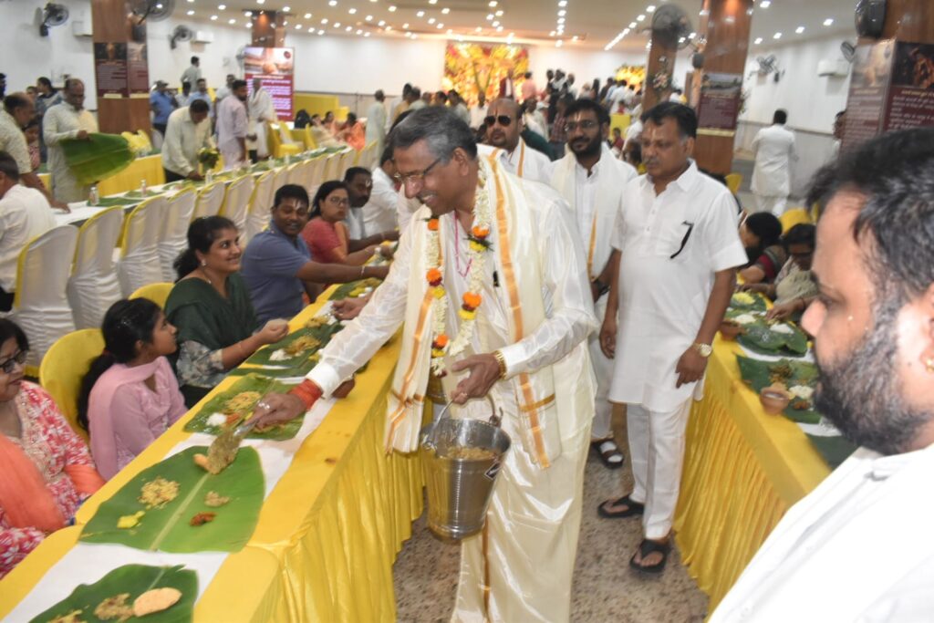 तिरुपति बालाजी का भव्य अन्न प्रसादम राम मंदिर में संपन्न, 2800 श्रद्धालुओं ने ग्रहण किया प्रसाद