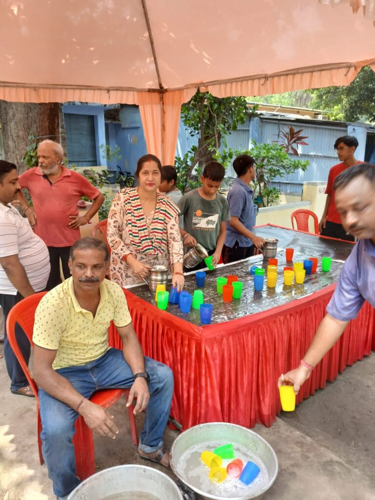 भीषण गर्मी में राहगीरों के लिए सहारा बनी ‘सेवा संस्था’, बिरसानगर में किया शरबत और चना प्रसाद का वितरण