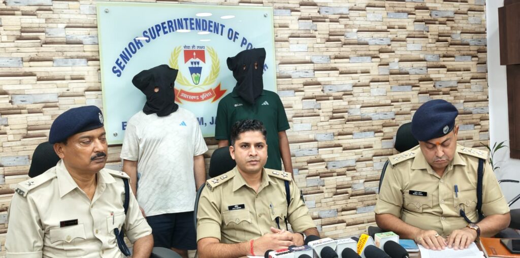 JAMSHEDPUR : जुगसलाई फायरिंग कांड का खुलासा, मनीष सिंह गिरोह के दो शूटर गिरफ्तार, देशी पिस्टल व दो जिंदा गोलियां बरामद, कई आपराधिक मामलों में पहले से हैं शामिल