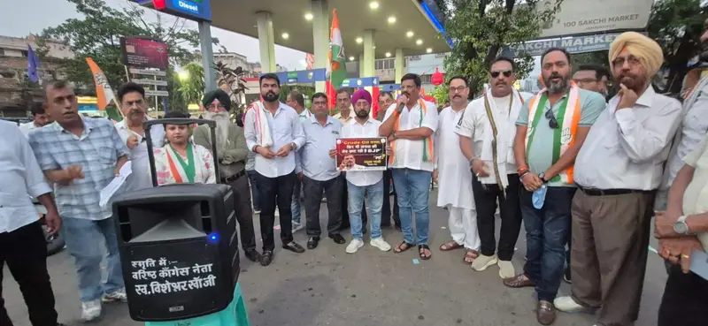 पेट्रोल-डीजल की बढ़ती कीमतों के खिलाफ कांग्रेस का हल्लाबोल, साकची में चलाया हस्ताक्षर अभियान