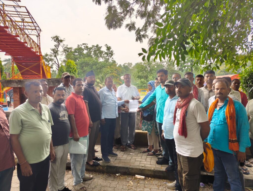 एसबीआई से सुरक्षा कर्मियों को अचानक हटाने पर बवाल: झामुमो नेता बब्बन राय के नेतृत्व में शुक्रवार को उपायुक्त कार्यालय पर धरना