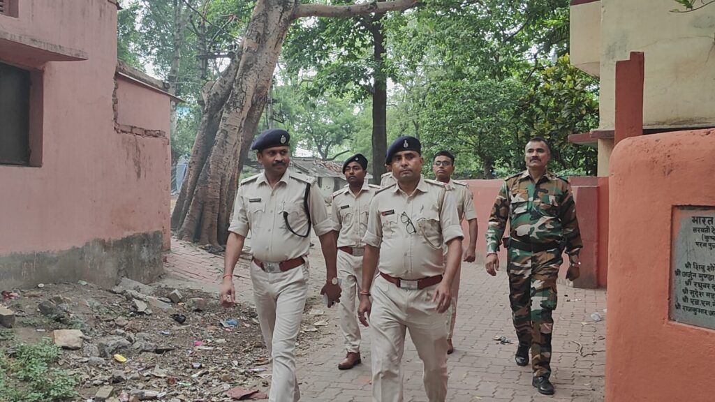 बकरीद को लेकर बर्मामाइंस थाना पुलिस का फ्लैग मार्च, अमन-शांति बनाए रखने की अपील