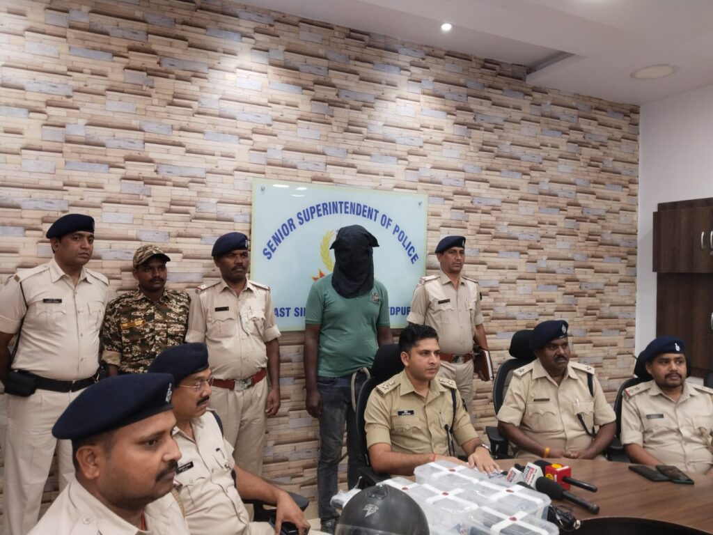 फोर्स की वर्दी पहनकर बंद घरों में चोरी करने वाले गिरोह का सदस्य गिरफ्तार, टेल्को पुलिस ने 15 लाख के गहने, नकदी, वर्दी व चोरी के औजार किये बरामद