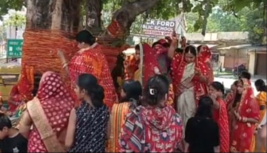 जमशेदपुर में वट सावित्री पूजा की धूम : सुहागिनों ने वट वृक्ष की परिक्रमा कर मांगी पति की दीर्घायु