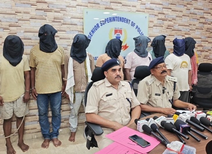 कदमा में पुलिस की बड़ी कार्रवाई : जुआ अड्डे पर छापेमारी, 8 गिरफ्तार ₹35,000 कैश बरामद