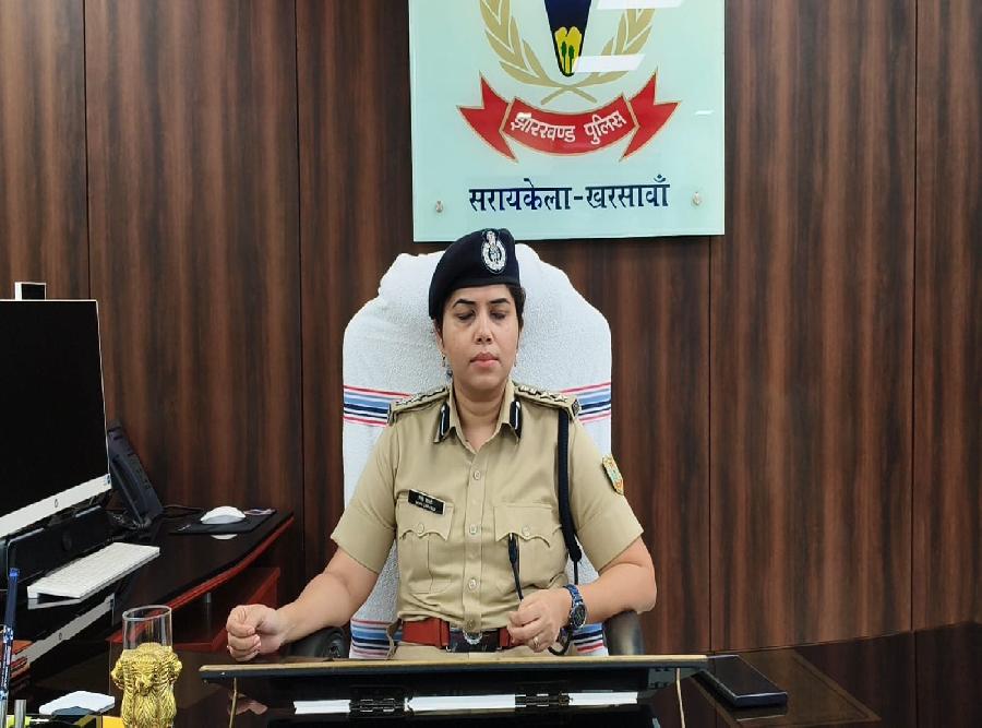 सरायकेला-खरसावां पुलिस महकमे में बड़ा फेरबदल; 12 थाना प्रभारियों का तबादला, एसपी निधि द्विवेदी का कड़ा एक्शन
