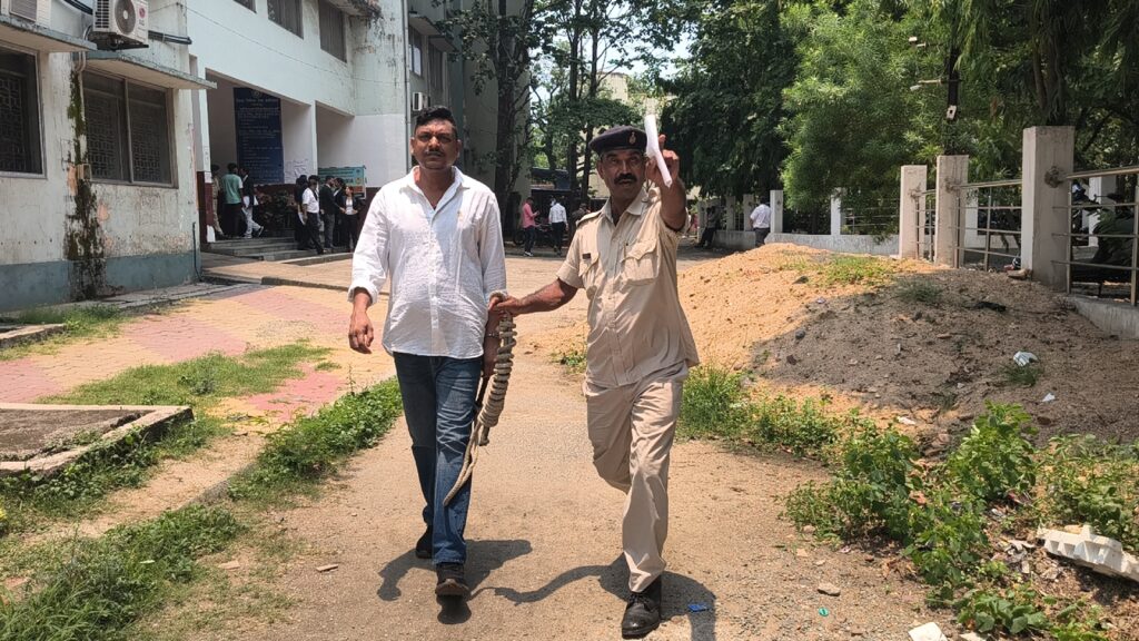 JAMSHEDPUR : गोलमुरी फायरिंग कांड का मुख्य आरोपी रवि खेड़ा ने किया सरेंडर, न्यायिक हिरासत में भेजा गया…. पढ़े पूरी खबर