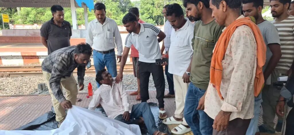 पारसनाथ स्टेशन पर दर्दनाक हादसा : ट्रेन से उतरते समय प्रवासी सुपरवाइजर की मौत, विधायक जयराम महतो पहुंचे