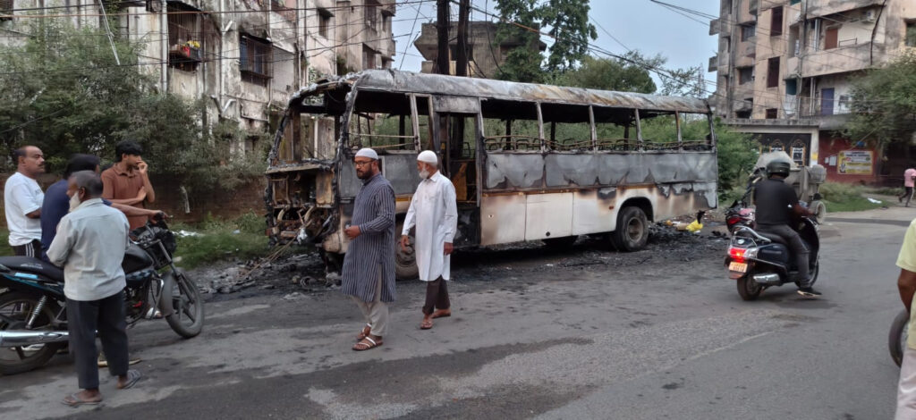 JAMSHEDPUR : मानगो में चलती बस में लगी भीषण आग, शॉर्ट सर्किट की आशंका, बस जलकर खाक….