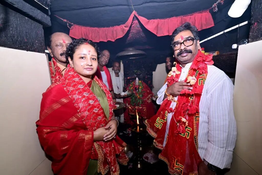 मुख्यमंत्री हेमंत सोरेन और विधायक कल्पना सोरेन ने मां देवड़ी मंदिर में टेका माथा, झारखंड की सुख-समृद्धि की कामना