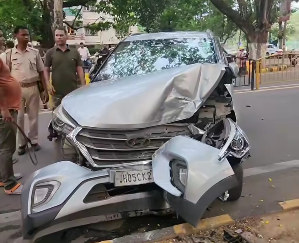 JAMSHEDPUR : बिष्टुपुर में बड़ा हादसा टला, टायर फटने से अनियंत्रित कार बिजली पोल और पेड़ से टकराई