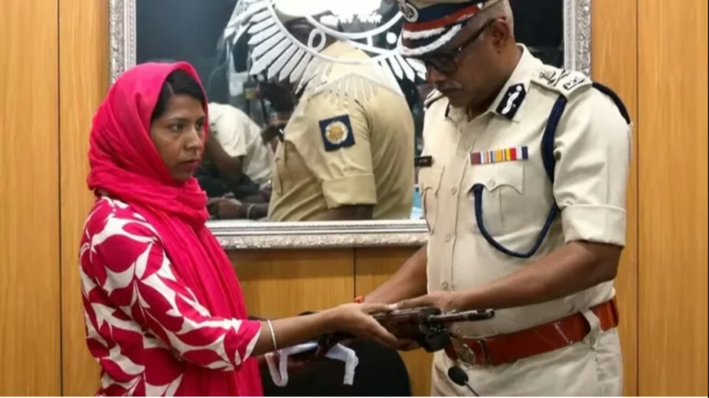 10 लाख की इनामी महिला माओवादी कमांडर शकुंतला महतो ने किया आत्मसमर्पण