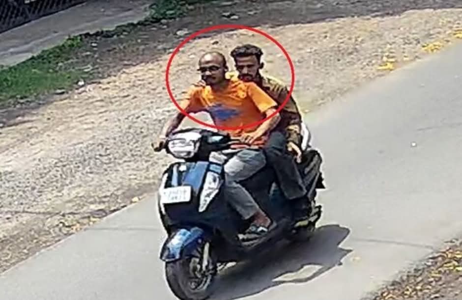 दिनदहाड़े महिला से पर्स झपटकर फरार हुए स्कूटी सवार बदमाश, CCTV में कैद हुई वारदात