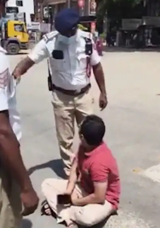 वीआईपी कल्चर पर फूटा आम आदमी का गुस्सा; गर्भवती पत्नी को ले जा रहे शख्स ने पुलिस के सामने लगाई दहाड़