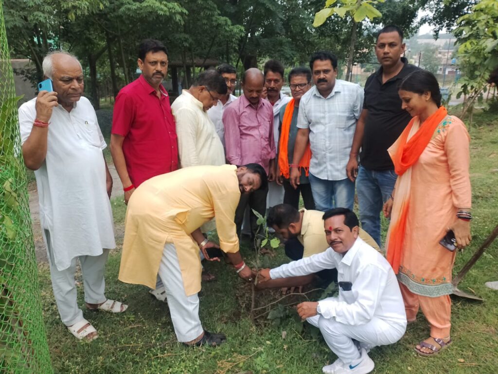 विश्व पर्यावरण दिवस पर गोविंदपुर मंडल ने किया वृक्षारोपण, पर्यावरण संरक्षण का दिया संदेश