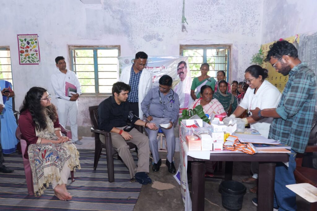मिशन उदय की गतिविधियों का सांसद जोबा माझी और उपायुक्त मनीष कुमार ने किया निरीक्षण