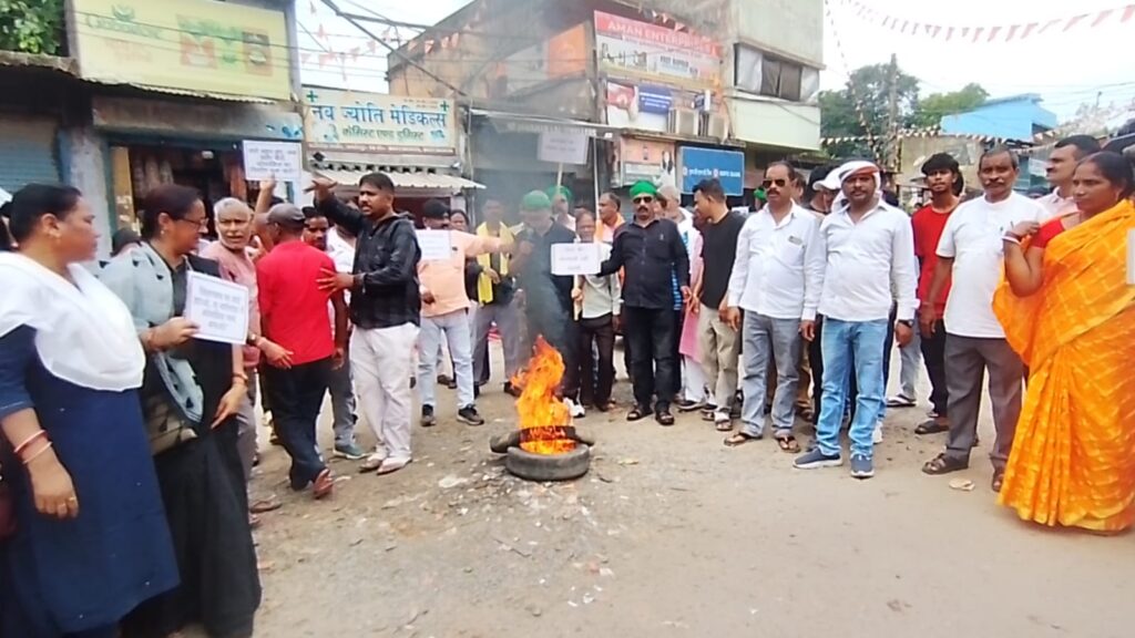 रेलवे ओवरब्रिज और अंडरपास की मांग को लेकर ग्रामीणों का फूटा गुस्सा, राहरगोड़ा फाटक पर किया जोरदार प्रदर्शन