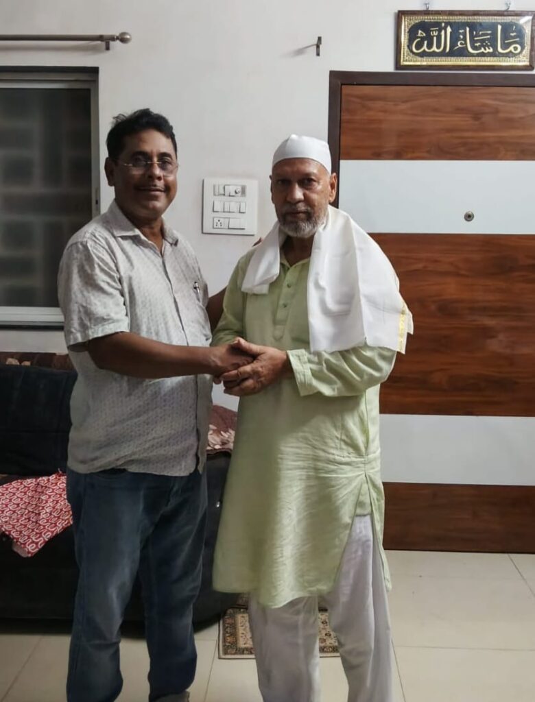 हज से वापसी पर रियाजुद्दीन खान का गर्मजोशी से स्वागत, गुड्डू हैदर ने किया सम्मानित
