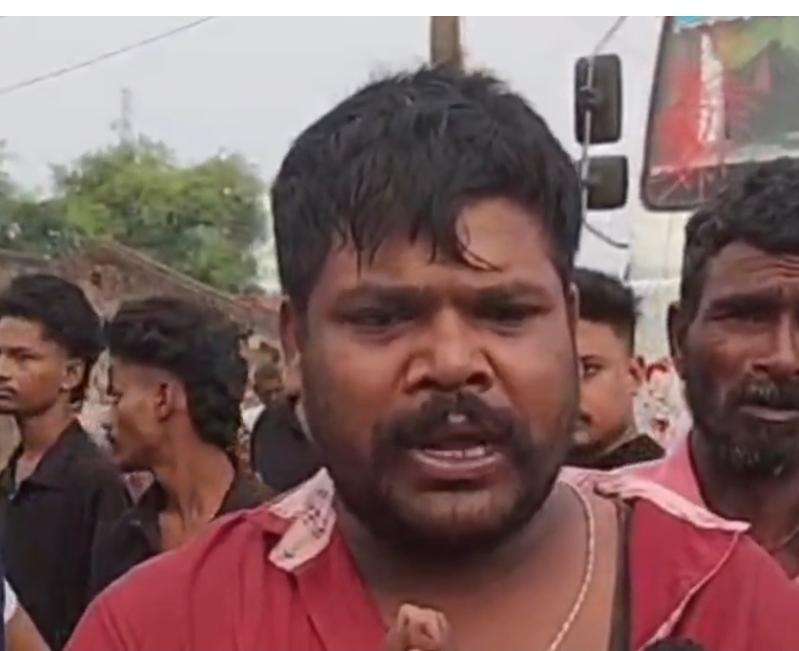 BREAKING : परसुडीह में दर्दनाक सड़क हादसा : हाइवा की चपेट में आने से युवक की मौत, आक्रोशित लोगों ने किया सड़क जाम…. देखें VIDEO