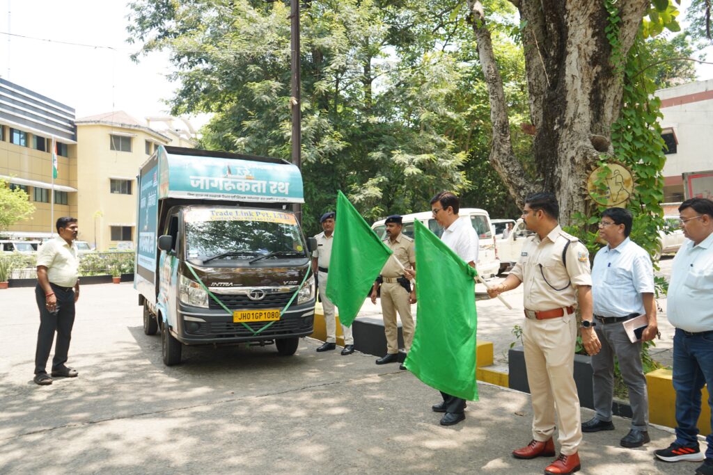 नशा मुक्त समाज के निर्माण के लिए जिला प्रशासन की मुहिम, जागरूकता रथ को दिखाई हरी झंडी