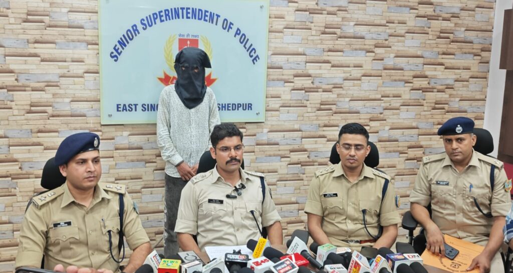 JAMSHEDPUR : चेन छिनतई गिरोह पर पुलिस का शिकंजा, दो अपराधी गिरफ्तार, पिस्टल व सोने की चेन बरामद
