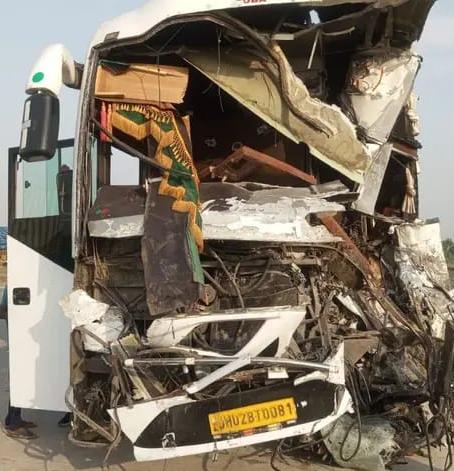 वाराणसी से रांची आ रही बस बिहार के औरंगाबाद में दुर्घटनाग्रस्त, फार्मा कर्मी की मौत; 22 यात्री घायल