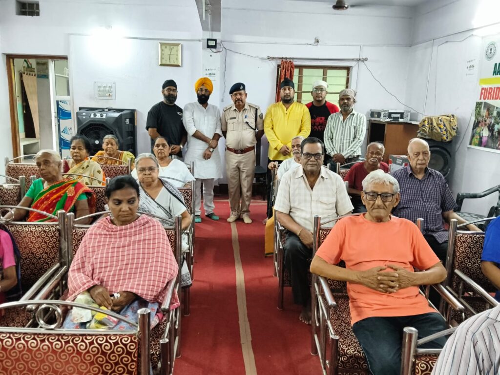 गुरु अर्जन देव जी के शहादत दिवस पर वृद्धाश्रम में फल वितरण