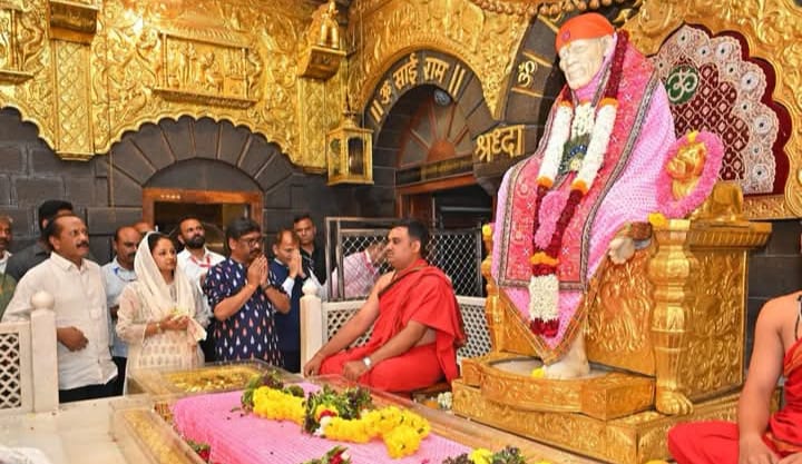 शिरडी : मुख्यमंत्री हेमंत सोरेन और कल्पना सोरेन ने साईं बाबा के दरबार में टेका मत्था, झारखंड की सुख-समृद्धि की कामना