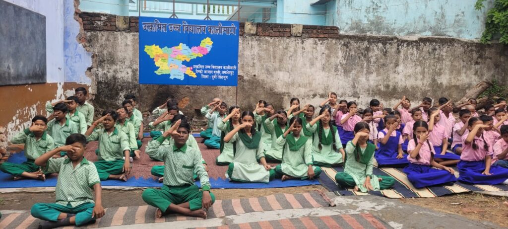 जेम्को उत्क्रमित उच्च विद्यालय कालीमाटी में धूमधाम से मनाया गया अंतर्राष्ट्रीय योग दिवस, बच्चों ने बनाए आकर्षक पोस्टर व प्रेरक स्लोगन, योग को जीवन का अभिन्न हिस्सा बनाने का लिया संकल्प