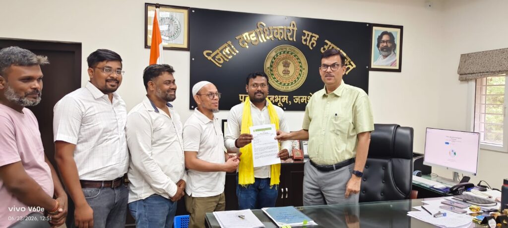 एनआरएचएम स्वास्थ्य कर्मियों के लंबित वेतन भुगतान की मांग को लेकर स्वास्थ्य मंत्री के नाम सौंपा गया ज्ञापन