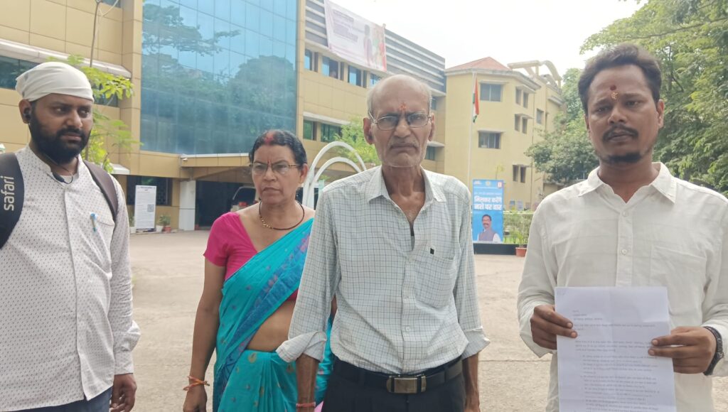 JAMSHEDPUR : जमीन विवाद में शिक्षक परिवार ने लगाई इंसाफ की गुहार, उपायुक्त कार्यालय पहुंच सौंपा ज्ञापन…. पढ़े पूरी खबर