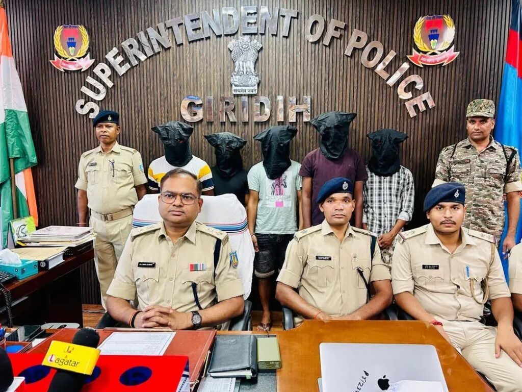 गिरिडीह पुलिस की बड़ी कार्रवाई : साइबर ठगी की योजना बनाते 5 अपराधी गिरफ्तार, भारी मात्रा में सामान जब्त