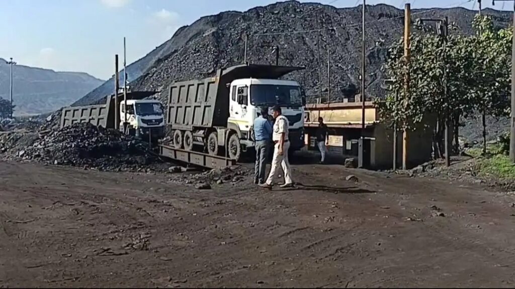 धनबाद DTO की बड़ी कार्रवाई, झरिया में 19 ओवरलोड हाईवा सीज, आरके माइनिंग और बीएनआर साइडिंग में छापेमारी