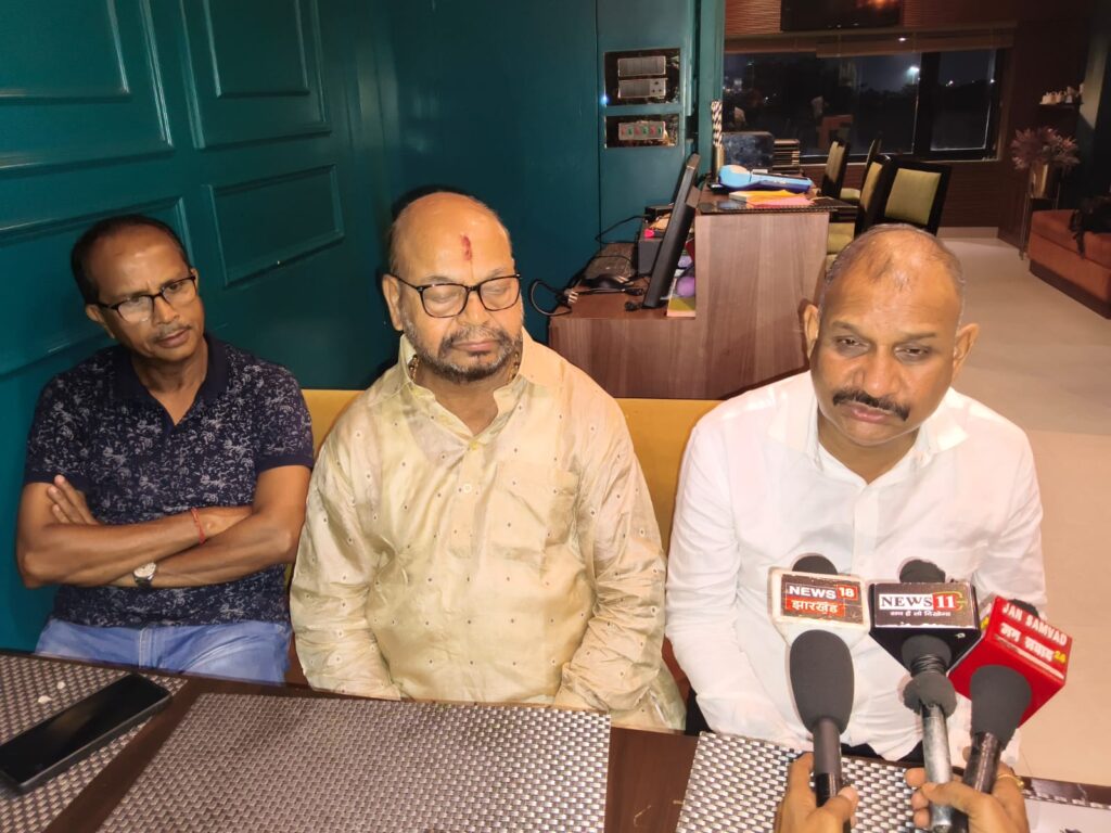 जमशेदपुर बंद को सफल बनाने पर झारखंड क्षत्रिय संघ के अध्यक्ष शंभुनाथ सिंह एवं पूर्वी विधानसभा प्रत्याशी एवं समाजसेवी शिव शंकर सिंह ने शहरवासियों का जताया आभार