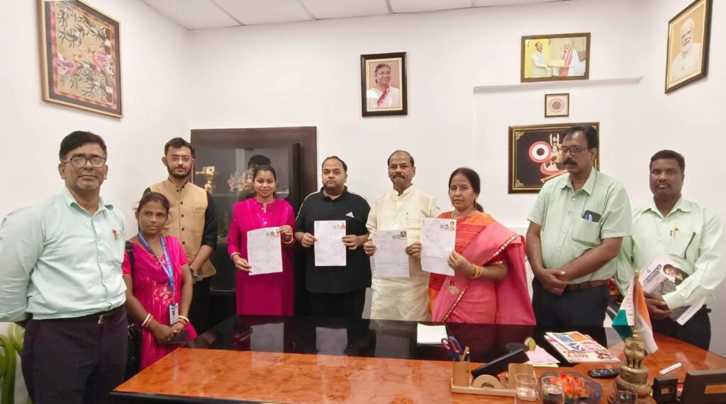 पूर्व मुख्यमंत्री रघुवर दास ने सपरिवार भरा एसआईआर गणना प्रपत्र, नागरिकों से अभियान में सहयोग और भागीदारी की अपील की