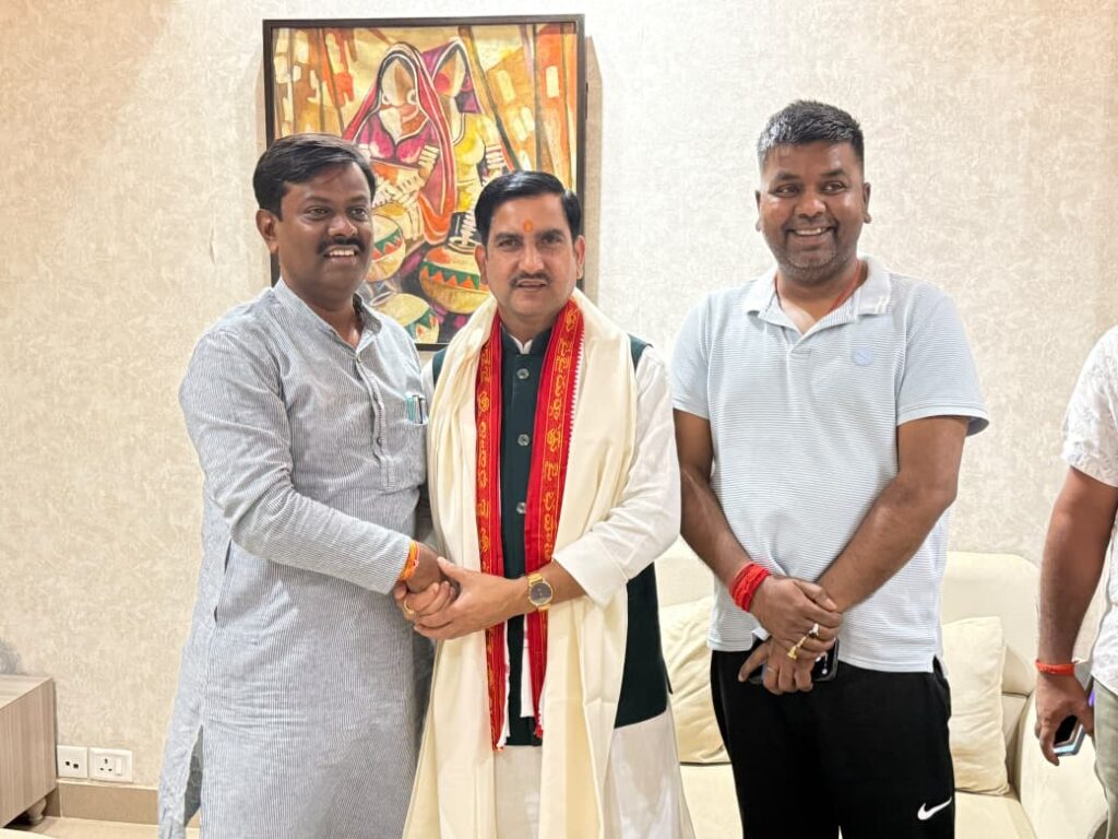 दो दिवसीय झारखंड प्रवास पर आए केंद्रीय राज्य मंत्री तोखन साहू से मिले भाजपा नेता दिनेश कुमार, किया स्वागत
