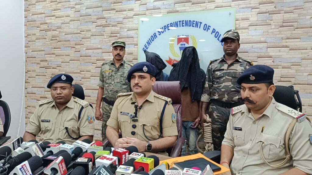 MUSABANI : मुसाबनी में अवैध शराब तस्करी का भंडाफोड़, 25 कार्टन विदेशी शराब के साथ दो गिरफ्तार