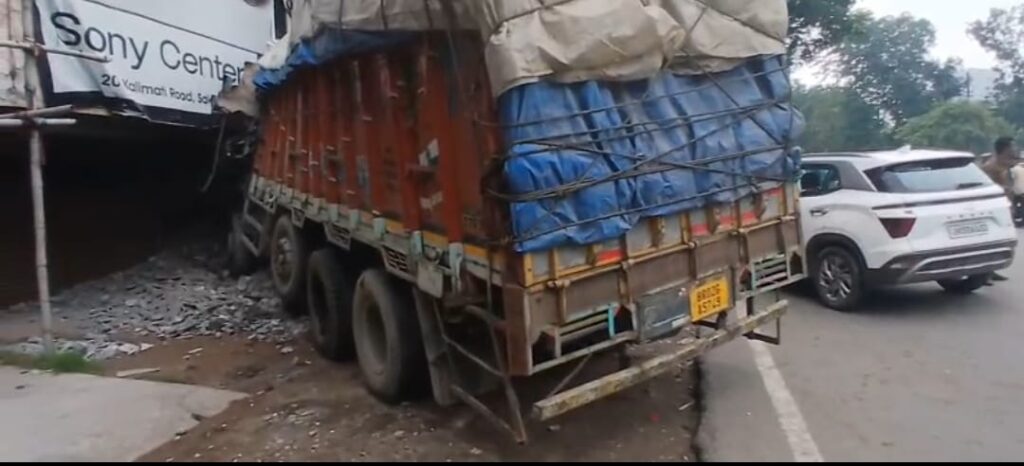 JAMSHEDPUR : साकची गोलचक्कर के पास बड़ा हादसा टला, लोडेड ट्रक सोनी सेंटर में घुसा…. देखें VIDEO