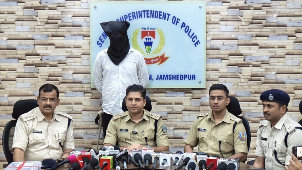 हिमांशु सिंह हत्याकांड : मुख्य आरोपी राहुल दुबे गिरफ्तार, निशानदेही पर वारदात में प्रयुक्त चापड़ बरामद, SIT की लगातार छापेमारी से बढ़ा दबाव, अब तक 13 आरोपी गिरफ्तार